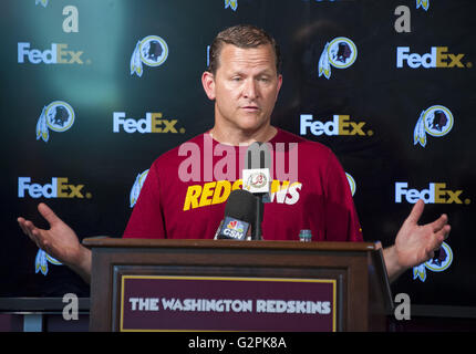 Ashburn, Virginia, USA. 1er juin 2016. Redskins de Washington coordonnateur défensif Joe Barry rencontre les médias après une équipe organisée de l'activité (OTA) au parc Redskins à Ashburn, en Virginie, le mercredi 1 juin 2016.Crédit : Ron Sachs/CNP © Ron Sachs/CNP/ZUMA/Alamy Fil Live News Banque D'Images