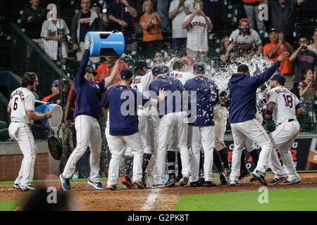 Houston, TX, USA. 1er juin 2016. Les Astros de Houston joueurs célèbrent avec Astros de Houston droit fielder George Springer (4) après avoir frappé un home run off à pied pour gagner le match de la Ligue Majeure de Baseball entre les Diamondbacks de l'Arizona et les Astros de Houston au Minute Maid Park de Houston, TX. Les Astros défait les Diamondbacks 5-4 en 11 manches Tim Warner/CSM/Alamy Live News Banque D'Images