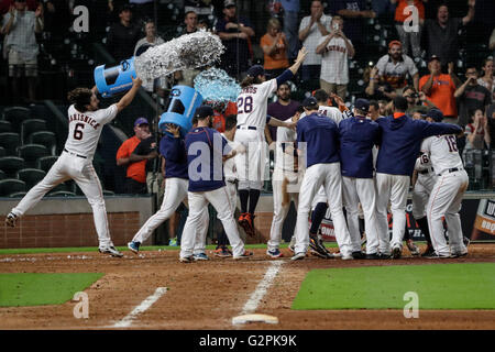 Houston, TX, USA. 1er juin 2016. Le voltigeur des Houston Astros Jake Marisnick (6) jette un seau d'eau sur Houston Astros droit fielder George Springer (4) comme les Astros de Houston célébrer un walk off accueil exécuté lors de la partie de baseball de ligue majeure entre les Diamondbacks de l'Arizona et les Astros de Houston au Minute Maid Park de Houston, TX. Les Astros défait les Diamondbacks 5-4 en 11 manches Tim Warner/CSM/Alamy Live News Banque D'Images