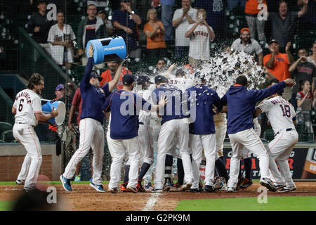 Houston, TX, USA. 1er juin 2016. Les Astros de Houston joueurs célèbrent avec Astros de Houston droit fielder George Springer (4) après avoir frappé un home run off à pied pour gagner le match de la Ligue Majeure de Baseball entre les Diamondbacks de l'Arizona et les Astros de Houston au Minute Maid Park de Houston, TX. Les Astros défait les Diamondbacks 5-4 en 11 manches Tim Warner/CSM/Alamy Live News Banque D'Images