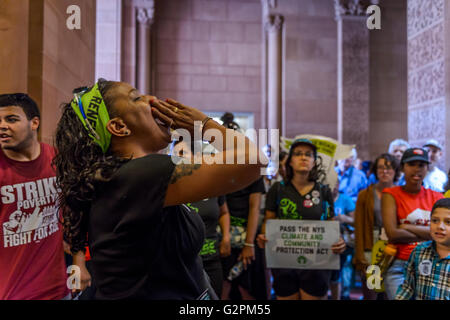 Albany, New York, USA. 01 Juin, 2016. De bons emplois exigeants, la santé des collectivités, et la justice de première ligne avec 100 % de l'énergie propre et renouvelable, des centaines de New Yorkais ont convergé vers la capitale de l'Etat le mercredi d'appeler gouverneur Cuomo et législateurs de l'état à l'appui de la Communauté climatique NYS & la protection de l'environnement (A.10342) - la nation la plus forte au projet de loi sur la protection du climat. Credit : PACIFIC PRESS/Alamy Live News Banque D'Images