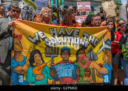 Albany, New York, USA. 01 Juin, 2016. De bons emplois exigeants, la santé des collectivités, et la justice de première ligne avec 100 % de l'énergie propre et renouvelable, des centaines de New Yorkais ont convergé vers la capitale de l'Etat le mercredi d'appeler gouverneur Cuomo et législateurs de l'état à l'appui de la Communauté climatique NYS & la protection de l'environnement (A.10342) - la nation la plus forte au projet de loi sur la protection du climat. Credit : PACIFIC PRESS/Alamy Live News Banque D'Images