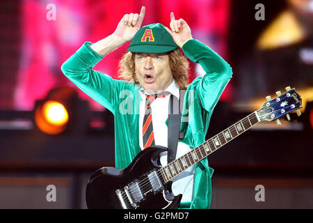 Le guitariste de AC/DC Angus Young joue des chansons d'AC/DC courant de l'album "Rock ou bust' au Red Bull Arena, à Leipzig, Allemagne, 01 juin 2016. AC/DC a joué deux concerts en Allemagne à Hambourg et Leipzig. Environ 45 000 000 fans sont venus voir le groupe en dépit de l'absence d'AC/DC singer Johnson. Photo : Jan Woitas/dpa Banque D'Images