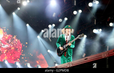 Le guitariste de AC/DC Angus Young joue des chansons d'AC/DC courant de l'album "Rock ou bust' au Red Bull Arena, à Leipzig, Allemagne, 01 juin 2016. AC/DC a joué deux concerts en Allemagne à Hambourg et Leipzig. Environ 45 000 000 fans sont venus voir le groupe en dépit de l'absence d'AC/DC singer Johnson. Photo : Jan Woitas/dpa Banque D'Images