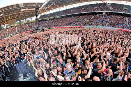 Des milliers de fans cheer pendant un concert du groupe AC/DC au Red Bull Arena, à Leipzig, Allemagne, 01 juin 2016. AC/DC a joué deux concerts en Allemagne à Hambourg et Leipzig. Environ 45 000 000 fans sont venus voir le groupe en dépit de l'absence d'AC/DC singer Johnson. Photo : Jan Woitas/dpa Banque D'Images