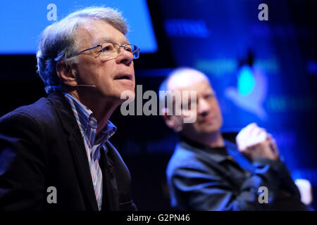 Hay Festival, Pays de Galles, Royaume-Uni - Jeudi 2 Juin 2016 - Le professeur Henry Shue parle de son dernier livre combats Hurt - Règle et Exception à la torture et de la guerre aux côtés de Philippe Sands hôte. Banque D'Images