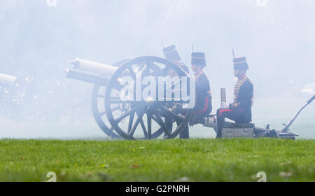Hyde Park, Londres, 2 juin 2016. Soldats et canons de la troupe du Roi Royal Horse Artillery fire un tour 41 Salut royal pour marquer le 63e anniversaire du couronnement du monarque britannique de Sa Majesté la Reine Elizabeth II. Sur la photo : un fusil crache la renommée comme il se déclenche. Sur la photo : des soldats et des armes à feu sont leur silhouette sur la fumée. Crédit : Paul Davey/Alamy Live News Banque D'Images