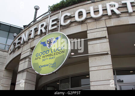 Wimbledon Londres, Royaume-Uni. 2 juin 2016. Un grand panneau à l'extérieur Centre Court Wimbledon Centre commercial en centre ville l'extension bonne chance tient à l'AFC Wimbledon après avoir obtenu la promotion à la League One dans une finale éliminatoire au stade de Wembley contre Plymouth le 30 mai pour la première fois dans l'histoire du club depuis sa création en 2002 : Crédit amer ghazzal/Alamy Live News Banque D'Images