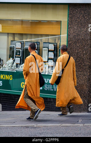 Tayside, Dundee, Ecosse, Royaume-Uni. Le 2 juin 2016. Météo France : Une autre belle journée comme la canicule continue à travers le Dundee avec des températures atteignant 20°C et le refroidissement à l'épaisse couverture nuageuse plus tard dans la journée. Deux moines bouddhistes tibétains marcher sur le centre-ville de profiter de la chaleur jeudi après-midi. Credit : Dundee Photographics / Alamy Live News Banque D'Images