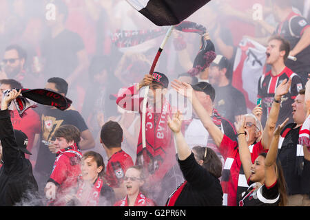 01 juin 2016 : Ottawa Fury FC supporters célébrer le deuxième but du match lors de la 42e minute du match de Championnat Canadien Amway entre Ottawa et Vancouver Whitecaps FC Fury à TD Place Stadium à Ottawa, ON, Canada. Ottawa Fury FC a remporté la première étape de la demi-finale 2-0. Daniel Lea/CSM Banque D'Images