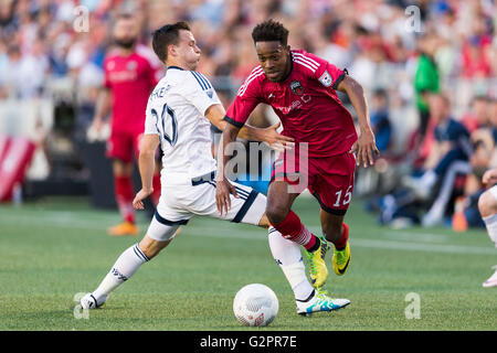 01 juin 2016 : Ottawa Fury FC Dennis Chin (15) et Vancouver Whitecaps Ben McKendry (30) en action lors de la finale du championnat canadien Amway entre Ottawa et Vancouver Whitecaps FC Fury à TD Place Stadium à Ottawa, ON, Canada. Ottawa Fury FC a remporté la première étape de la demi-finale 2-0. Daniel Lea/CSM Banque D'Images