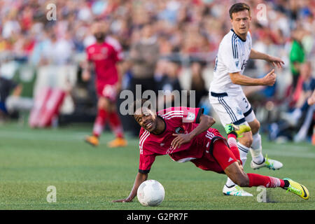 01 juin 2016 : Ottawa Fury FC Dennis Chin (15) et Vancouver Whitecaps Ben McKendry (30) en action lors de la finale du championnat canadien Amway entre Ottawa et Vancouver Whitecaps FC Fury à TD Place Stadium à Ottawa, ON, Canada. Ottawa Fury FC a remporté la première étape de la demi-finale 2-0. Daniel Lea/CSM Banque D'Images