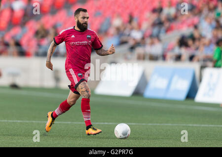 01 juin 2016 : Ottawa Fury milieu FC Jonny Steele (22) en action lors de la finale du championnat canadien Amway entre Ottawa et Vancouver Whitecaps FC Fury à TD Place Stadium à Ottawa, ON, Canada. Ottawa Fury FC a remporté la première étape de la demi-finale 2-0. Daniel Lea/CSM Banque D'Images