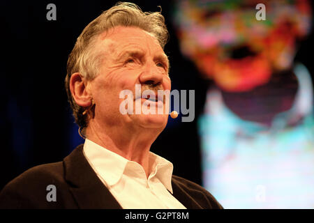 Hay Festival, Pays de Galles, Royaume-Uni - Jeudi 2 Juin 2016 - Michael Palin le précieux acteur, écrivain, voyageur et diariste sur scène parle de sa vie et de travail. Il est en croissance d'une moustache de rôles plus tard en 2016. Banque D'Images