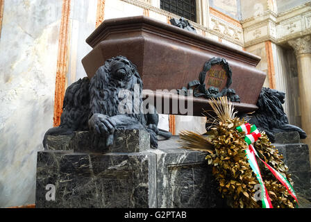 Venise, Italie. 2 juin, 2016. De nombreux touristes bivouac sur la tombe monumentale de Daniele Manin. C'était un patriote et héros de la guerre d'indépendance Italienne. Credit : Ferdinando Piezzi/Alamy Live News Banque D'Images