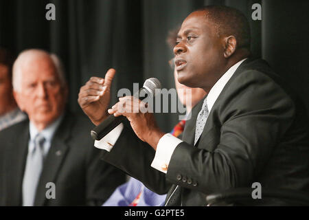 Napa, CA, USA. 31 mai, 2016. Le Dr Bennett Omalu, droite, dont les découvertes sur les CTE ou encephalophathy traumatique chronique a été la base du film ''choc'' a été l'un des membres d'un forum que la République Mike Thompson, gauche, tenue à Vallejo High School le mardi matin. © Napa Valley Inscription/ZUMA/Alamy Fil Live News Banque D'Images