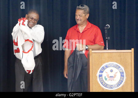 Napa, CA, USA. 31 mai, 2016. Le Dr Bennett Omalu, gauche, luttes en un Vallejo High School football jersery présenté par la SHV Directeur sportif Mike Wilson, à droite, à la suite d'un forum à Vallejo Haut hébergé par Rempl. Mike Thompson. La recherche du Dr Omalu sur l'encéphalopathie traumatique chronique (CTE) dans le cerveau des joueurs de football américain NFL décédé a fait l'objet du film ''commotion. © Napa Valley Inscription/ZUMA/Alamy Fil Live News Banque D'Images