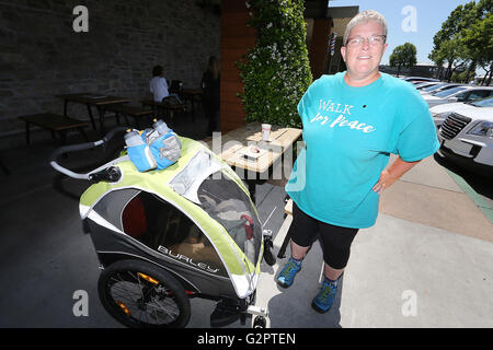 Napa, CA, USA. 16 mai, 2016. Alexis a Ryon-Melcher marché environ 350 kilomètres depuis le début de sa Marche pour la paix à Nevada City, il y a 56 jours. Elle et son chien Chandler n'ont pas de véritable destination en tête et elle ne sait pas quand sa marche, fin, autre qu'après avoir quitté Napa elle prévoit de prendre la direction du nord et l'Est. Elle dit qu'elle fait environ 10 kilomètres par jour. © Napa Valley Inscription/ZUMA/Alamy Fil Live News Banque D'Images