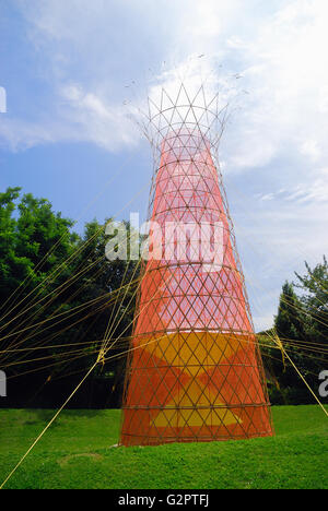 Venise, Italie. 2 juin, 2016. Le projet de l'eau Warka architecte italien Arturo Vittori. La tour de l'eau a une structure réticulaire avec un maillage triangulaire faite avec le roseau, facilement disponible matière naturelle et peut être facilement construit par les habitants eux-mêmes. À l'intérieur de la tour, haute de 9 mètres, un filet est installé réalisé avec un tissu spécial, polyéthylène textiles, la collecte de l'eau potable provenant de l'air par condensation. La structure ne pèse que 60 kg Crédit : Ferdinando Piezzi/Alamy Live News Banque D'Images