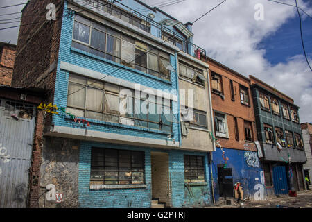 Bogota, Colombie. 31 mai, 2016. Le Bronx est une rue dans la ville de Bogota où elle opérait la criminalité, la prostitution, la torture, la toxicomanie. Les autorités du district de descentes dans les rues quelques jours, où ils ont trouvé des chambres de torture, les tunnels par lesquels le trafic de drogue et s'il y a des otages. Au total 1 559 personnes de la rue ont reçu des soins sociaux par les fonctionnaires du district. © Daniel Garzón Herazo/Pacific Press/Alamy Live News Banque D'Images