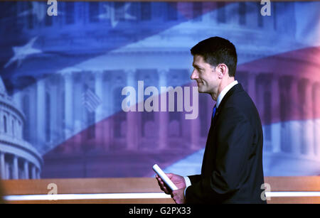 Washington, DC, USA. 12 mai, 2016. Photo prise le 12 mai 2016 La présidente de la Chambre américaine montre Paul Ryan quitte après une conférence de presse le Capitole à Washington, DC, aux Etats-Unis. Le président des États-Unis Chambre républicain Paul Ryan a annoncé jeudi qu'il voterait pour le candidat présidentiel républicain présomptif Donald Trump en novembre. © Yin Bogu/Xinhua/Alamy Live News Banque D'Images