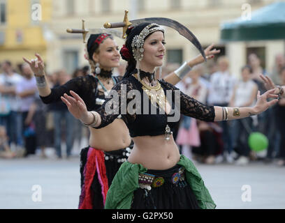 Zagreb, Croatie. 2 juin, 2016. Les artistes de rue de divertir public pendant la 20e 'Cest est d'meilleure" international street festival à Zagreb, Croatie, le 2 juin 2016. Crédit : Le Miso Lisanin/Xinhua/Alamy Live News Banque D'Images