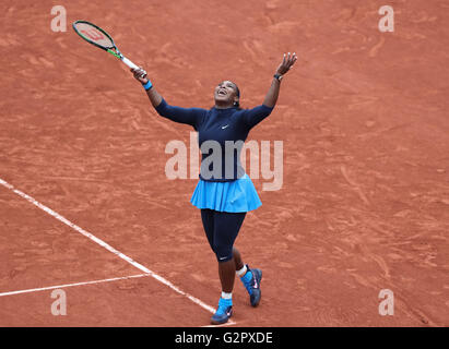 Paris, France. 2 juin, 2016. Serena Williams, de l'célèbre sa victoire sur Yulia Putintseva du Kazakhstan au cours de leur quart de finale dames du tournoi de tennis au stade Roland Garros à Paris, France, le 2 juin 2016. Serena Williams a gagné 2-1. Credit : Han Yan/Xinhua/Alamy Live News Banque D'Images