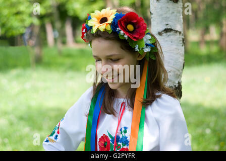 Teenage girl in costume traditionnelle ukrainienne Banque D'Images