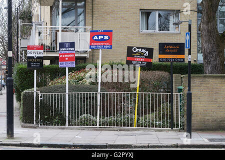 Agent Immobilier à vendre / à louer enseignes fixées à une clôture Banque D'Images