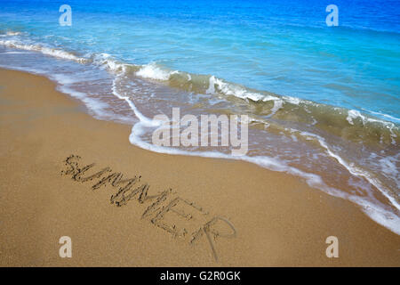 Sort d'été mot écrit dans le sable d'une plage en locations Banque D'Images