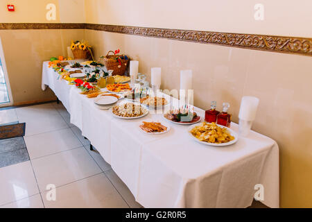 Traiteur de luxe servi tableau des différents snacks salés ainsi que d'autres produits alimentaires Banque D'Images