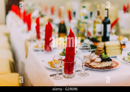 Restourant luxueusement table servi pour le dîner officiel Banque D'Images