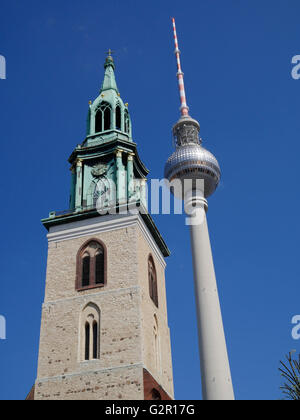 La tour de télévision, et la flèche de l'église St Mary, Alexander Platz, Berlin, Allemagne. Banque D'Images