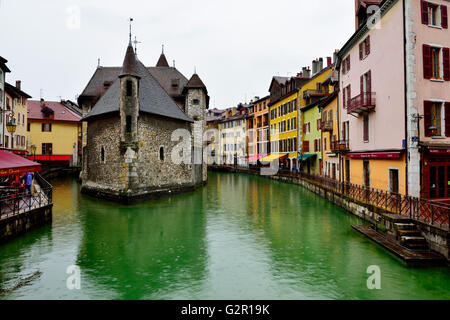 Le fleuve et Thiou Palais de L'Isle dans la prison de ville vieille ville médiévale d'Annecy, France Banque D'Images