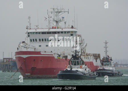 Le HMS Endurance (A171) en direction de la casse. Banque D'Images