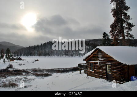 Un chalet sur un lac en hiver Banque D'Images