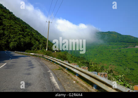 Col de Hai Van link Da Nang et de la Teinte, une route avec danger bend, belle nature avec un paysage de verdure, la mer et le cloud, merveilleux Banque D'Images