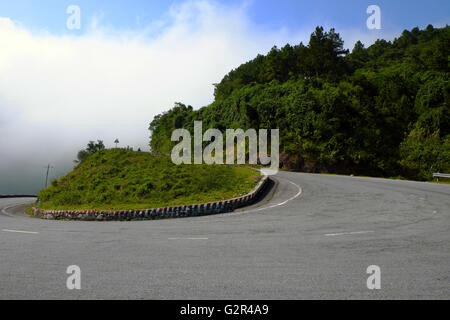 Col de Hai Van link Da Nang et de la Teinte, une route avec danger bend, belle nature avec un paysage de verdure, la mer et le cloud, merveilleux Banque D'Images