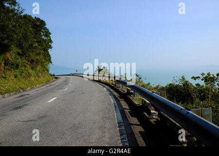 Col de Hai Van link Da Nang et de la Teinte, une route avec danger bend, belle nature avec un paysage de verdure, la mer et le cloud, merveilleux Banque D'Images