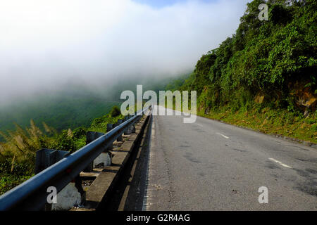 Col de Hai Van link Da Nang et de la Teinte, une route avec danger bend, belle nature avec un paysage de verdure, la mer et le cloud, merveilleux Banque D'Images