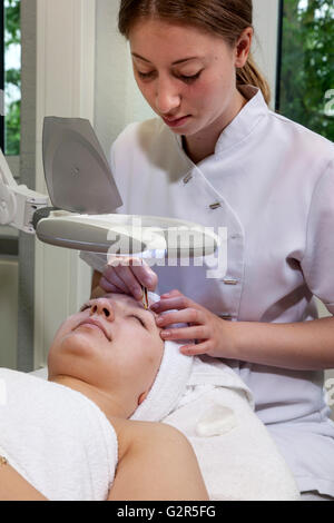 Coiffeur à travailler dans un institut de beauté Banque D'Images