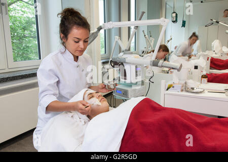 Coiffeur à travailler dans un institut de beauté Banque D'Images