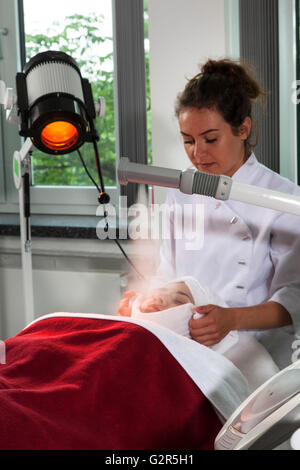 Coiffeur à travailler dans un institut de beauté Banque D'Images