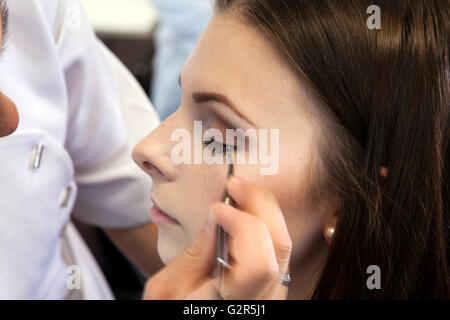 Maquillage coiffeur une jeune femme. Banque D'Images