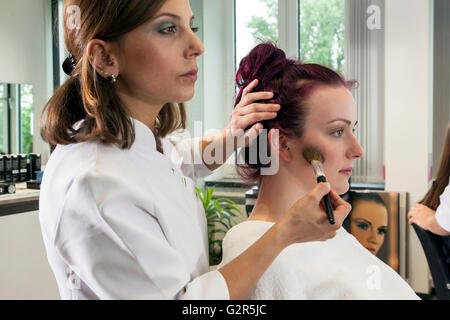 Maquillage coiffeur une jeune femme. Banque D'Images