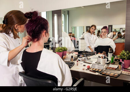 Maquillage coiffeur une jeune femme. Banque D'Images