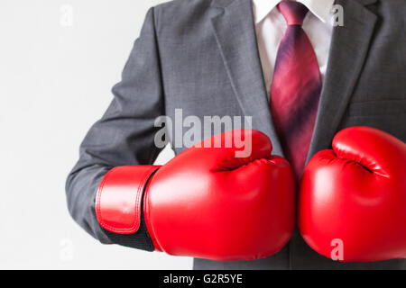 Businessman in boxing gloves isolé sur fond blanc Banque D'Images