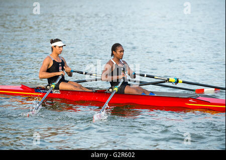 RIO DE JANEIRO - le 2 avril 2016 : rameurs se préparent à concourir dans une course sur Lagoa Rodrigo de Freitas Lagoon, un lieu pour Rio 2016. Banque D'Images