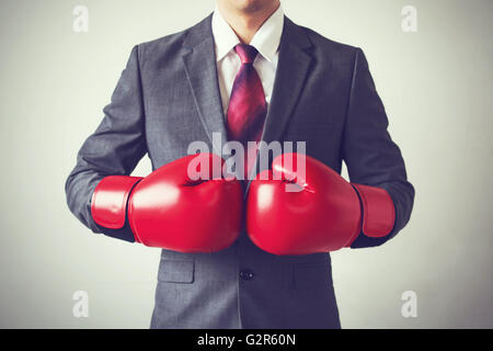 Businessman in boxing gloves isolé sur fond blanc Banque D'Images