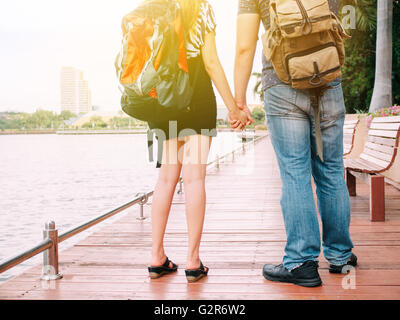 Voyageurs Couple walking and holding hands together - Voyage d'amour et voyage Banque D'Images